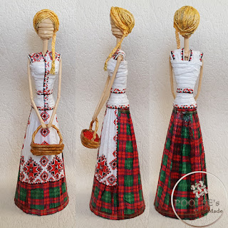 Оригинальная плетеная славянка ручной работы в национальном костюме из бумажной лозы.