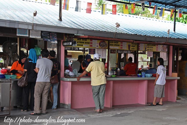 Laksa-janggus-kg-perlis-balik-pulau This malay laksa stall is frequented by 