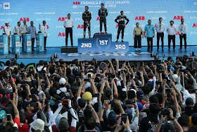 Beredar Foto Ketua DPR Puan Maharani di Samping Podium Formula E, Netizen: Finalis Matiin Mic Beredar Foto Ketua DPR Puan Maharani di Samping Podium Formula E, Netizen: Finalis Matiin Mic