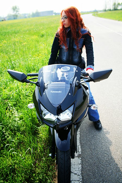 Galeri Foto Biker Cewek Cantik Naik Motor Sport | HD Wallpaper