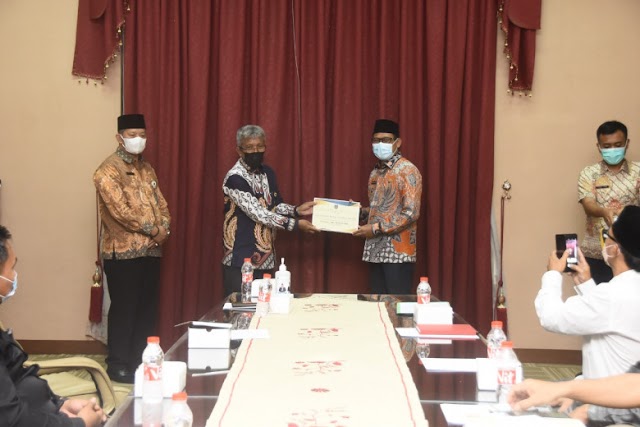 IBH Serahkan Bantuan Hibah Keagamaan Senilai Rp 1,32 Milyar