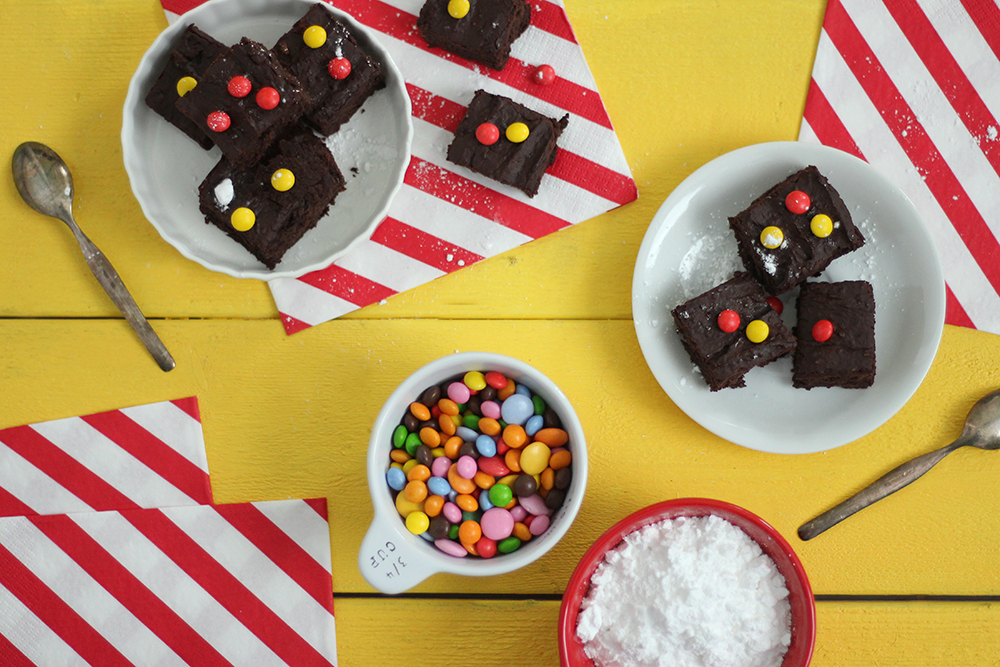 Brownies på gul bakgrund