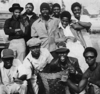 Pandilla de afroamericanos de Los Ángeles en los años 60