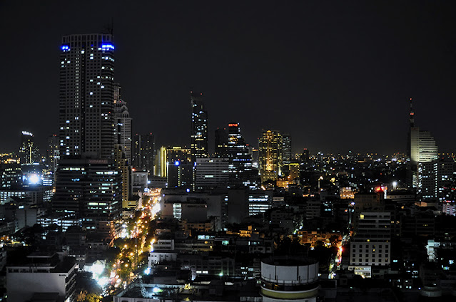 Luces de ciudad por la noche, con ojos insomnes.