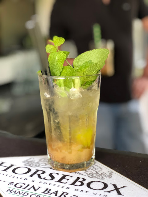 Horseboxbar, Sommer-CocktailNacht, Cocktails, Drinks, Gin Tonic, Peter Laffin, Uschi Glas, WNDRLX, 4Eck, Restaurant, Garmisch-Partenkirchen, PURE Resort Pitztal, Vivian Peters, Kerstin Schumann, Niels Beekman, grenzenlose Freundschaft, Cocktailnacht