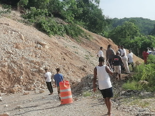 Derrumbe de tierra interrumpe tránsito vehicular Barahona-Pedernales