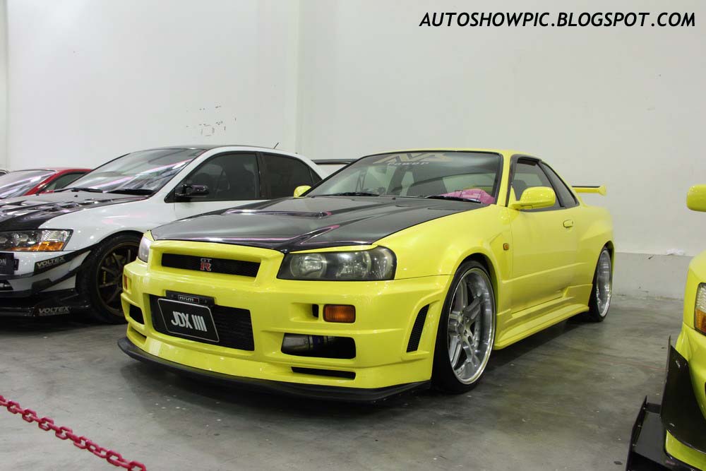 Nissan Skyline R34 yellow