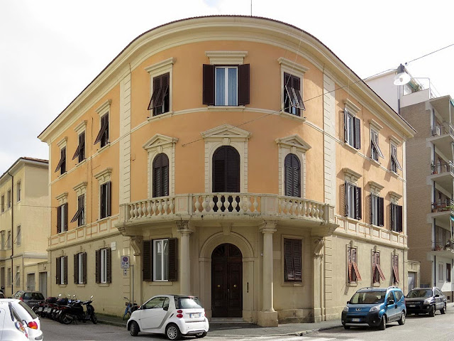 Edificio sull'angolo di via Enrico delle Sedie e via Carolina Internari, Livorno