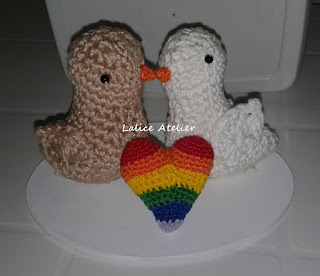 topo bolo pombinhos,topo bolo amigurumi,topo bolo casal passarinhos,LGBT, casamento LGBT, casal LGBT, topo de bolo LGBT, crochê LGBT