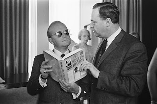 Truman Capote, con la edición en neerlandés de A sangre fría, Ámsterdam, 1958.