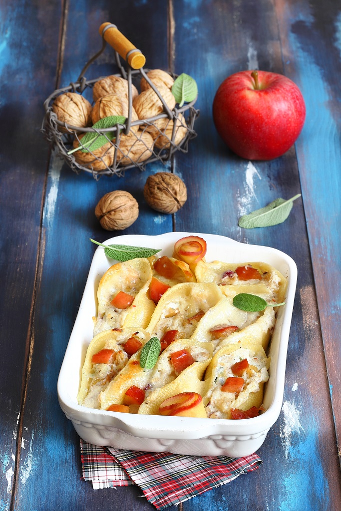 Conchiglioni farciti con ricotta, mele e gorgonzola