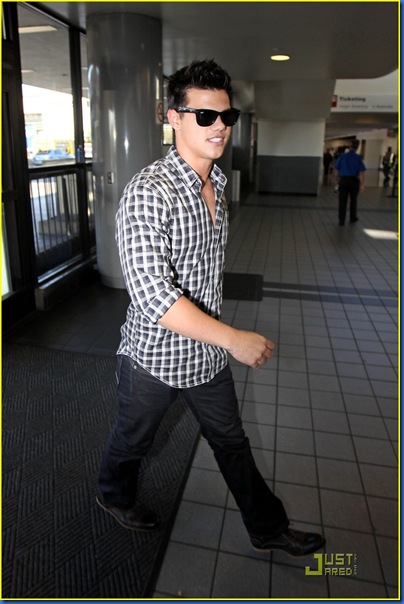 taylor-lautner-leaves-lax-04