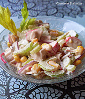 http://czerrrwonaporzeczka.blogspot.com/2013/10/saatka-z-surimi-i-selerem-naciowym.html