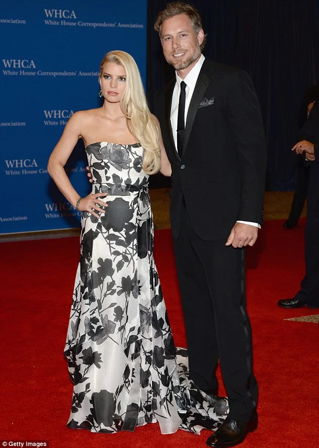 Jessica Simpson in a floral Carolina Herrera gown at the 2014 White House Correspondents' Dinner