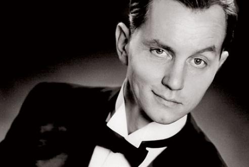 Max Raabe es un cantante alem n fundador de la Banda Palast Orchester en 