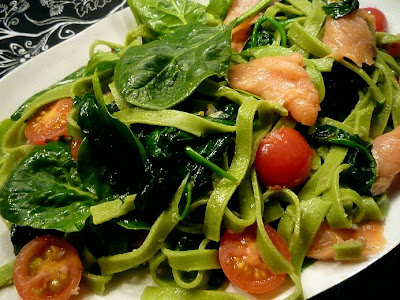 Pasta med spenat,rökt lax och avokado