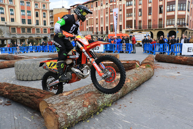 Exhibición de motos en Herriko Plaza con motivo del campeonato