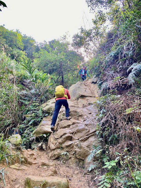 拉繩陡上大岩壁