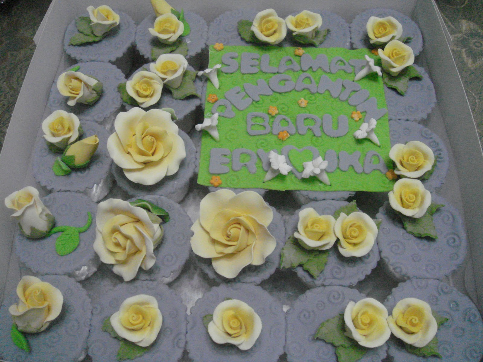 MARO Cupcake: Hantaran kahwin tema grey-Ery & Ika