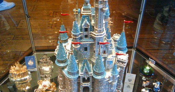 アリバズブラザーズのスワロフスキーシンデレラ城が10万円 ディズニーグッズカタログ