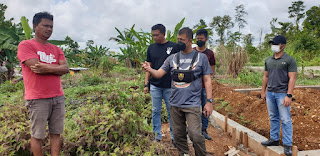 Satgas Binmas Ops Damai Cartenz 2022 Melakukan Pengecekan Bahan Baku Makanan Untuk Hewan Ternak