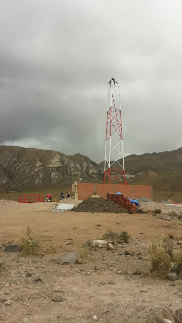 Der Antennenturm wächst in Esmoraca Bolivien. Bald gibt es Internet bequem im Büro.