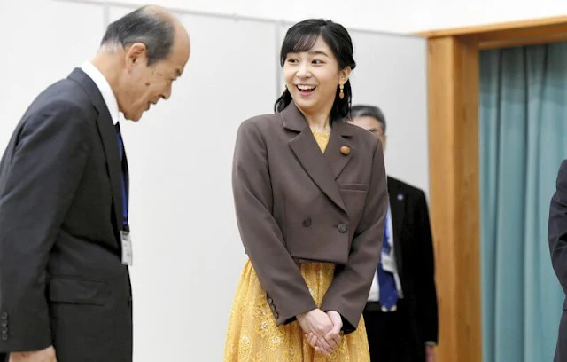 Princess Kako wore a yellow lace midi dress, and brown double-breasted short blazer. Apple brooch and earrings