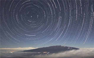 Vista de cómo giran todas las estrellas alrededor de Polaris mediante fotografías tomadas y superpuestas a lo largo de 24 horas