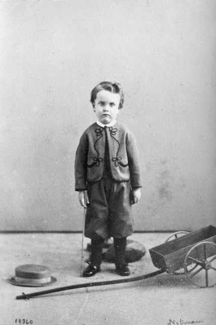 Posible fotografía post mortem de un niño en 1865. Museo Mc-Cord.