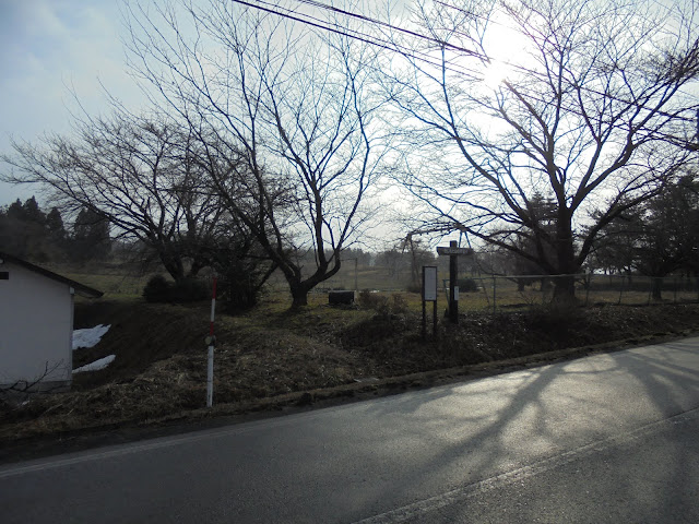 左に見えるのが藍野公民館で中央が私設公園でしょうか