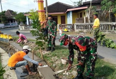 BABINSA MERTAN, BENDOSARI BANTU WARGA BANTU BANGUN TALUD JALAN