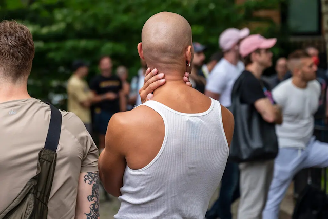 A Clínica de Saúde Sexual de Chelsea, em Manhattan, estava lotada de candidatos à vacina na quinta-feira.Credit...Hiram Durán para The New York Times