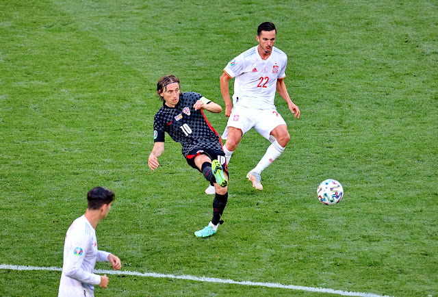 Luka Modric y Pablo Sarabia. SELECCIÓN DE ESPAÑA 5 SELECCIÓN DE CROACIA 3. 28/06/2021. Eurocopa 2020, 16ª edición, octavos de final. Copenhague, Dinamarca, Parken Stadium. GOLES: 0-1: 20’, Pedri, en propia puerta. 1-1: 38’, Pablo Sarabia. 2-1: 57’, César Azpilicueta. 3-1: 77’, Ferran Torres. 3-2: 85’, Orsic. 3-3: 90+3’, Pasalic. 4-3: 100’, Álvaro Morata. 5-3: 103’, Mikel Oyarzabal.