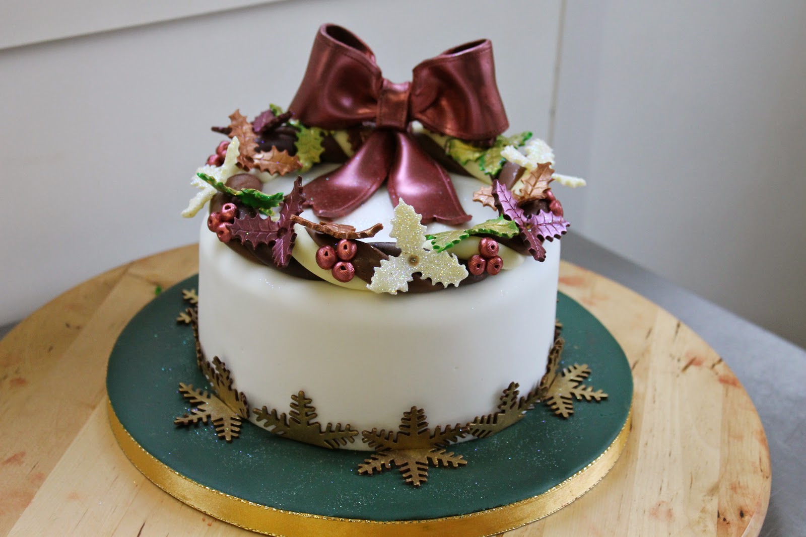 Christmas cake decoration ideas with chocolate ribbon