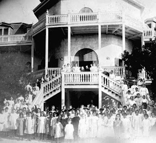 Black-and-white photo of students outside Mary Immaculate Convent in Key West in the 1890s