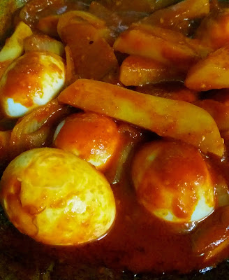 Resepi Sambal Telur Dengan Kentang Yang Ringkas Dan Sedap