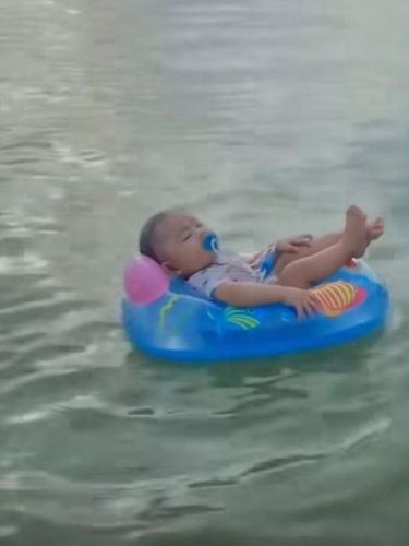 Beredar viral seorang bayi yang sedang tidur pulas seperti di tengah laut jadi sorotan warganet. Foto: Dok. Mstar.