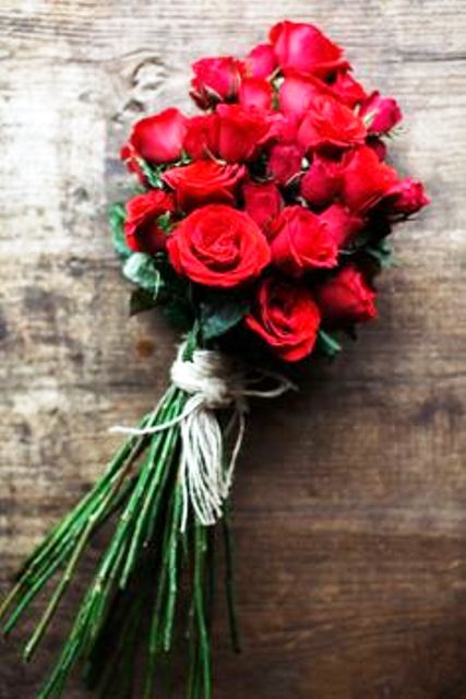 Gambar Buket Bunga Mawar Merah Cantik_Beautiful Red Roses Bouquet_Karangan Bunga Mawar Merah Cantik Romantis untuk Pacar Pengantin atau Kekasih