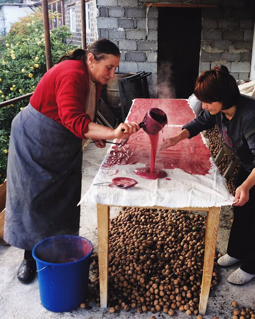 Còn nữa là những gói kẹo tklapi. Kẹo này mới nhìn cứ tưởng là bộ sưu tập khăn lụa với tông màu đỏ, cam, vàng, tía, nhưng thực ra đây là tinh chất trái cây cô đặc được cán mỏng như giấy rồi đem phơi khô. Người Gruzia rất khó tính trong việc chế biến thực phẩm, thế nên churchkhela hay tklapi đều không có hóa chất mà vẫn đẹp mắt và thơm ngon.