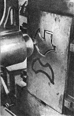 Работа фрезерного станка-автомата, вверху видна работа фрезы, внизу уже профрезерованный контур.