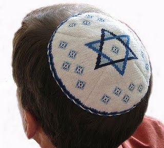 لماذا يلبس اليهود قبعة صغيرة ؟