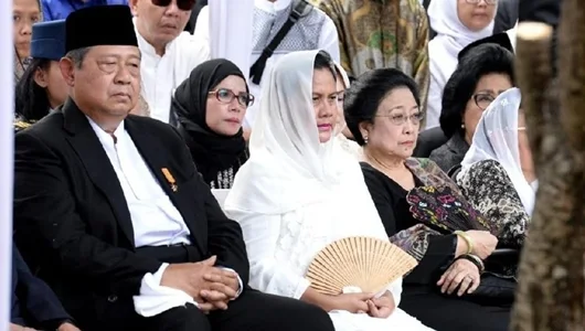 Megawati Hadir di Pemakaman Ani Yudhoyono, PD Ucapkan Terima Kasih