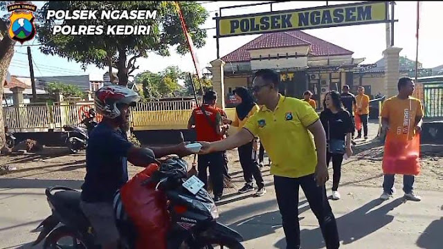  Jumat Berkah Polsek Ngasem Bagikan Nasi Bungkus kepada Masyarakat