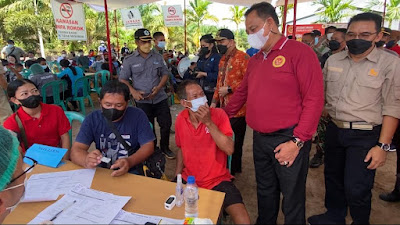 Kunjungi Vaksinasi di Landak, Kabinda Kalbar  Taklukan Terjalnya Perkebunan Sawit PT SMS