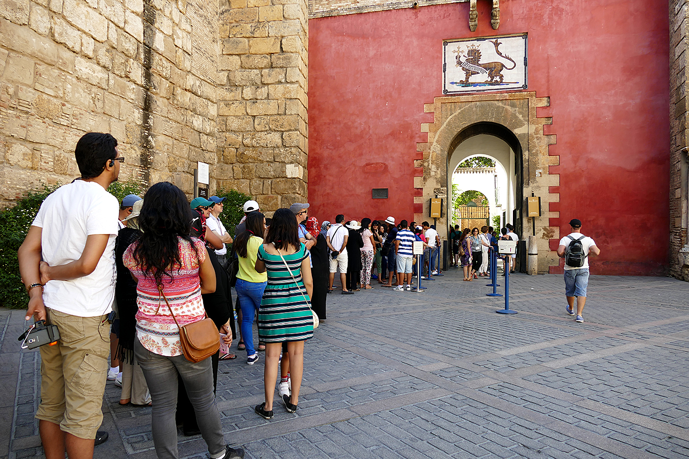 turistas entrada real alcazar