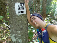 Coureuse fatiguée, trail, randonnée, Vallée-Bras-du-Nord, affiche de kilométrage