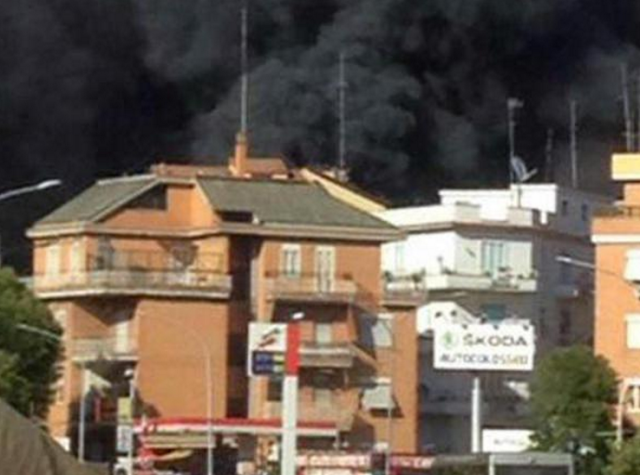 Roma, deposito auto in fiamme: nube nera in cielo