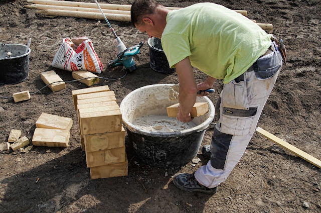 Baustelle Maurer Denkmalgerechte Erneuerung Zionskirchplatz, Kirche, Griebenowstraße 16, 10119 Berlin, 03.04.2014