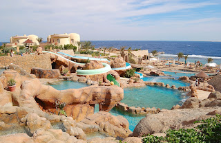 Balneario con piscinas, agua turquesa y rocas...
