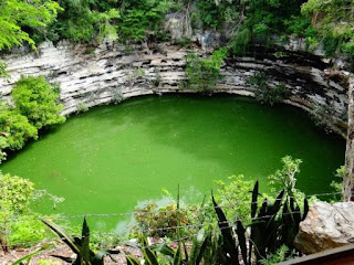 Vista parcial del cenote sagrado